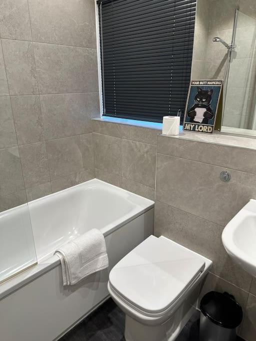 Stunning Flat With Parking Free Near Sutton Station *