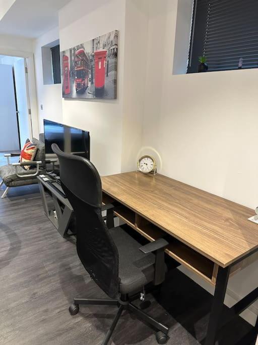 Stunning Flat With Parking Free Near Sutton Station Apartment