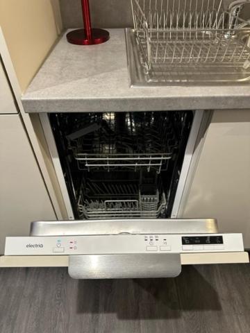 Stunning Flat With Parking Free Near Sutton Station Apartment Cheam