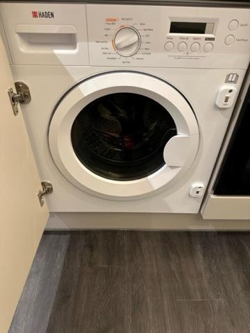 Stunning Flat With Parking Free Near Sutton Station Apartment *