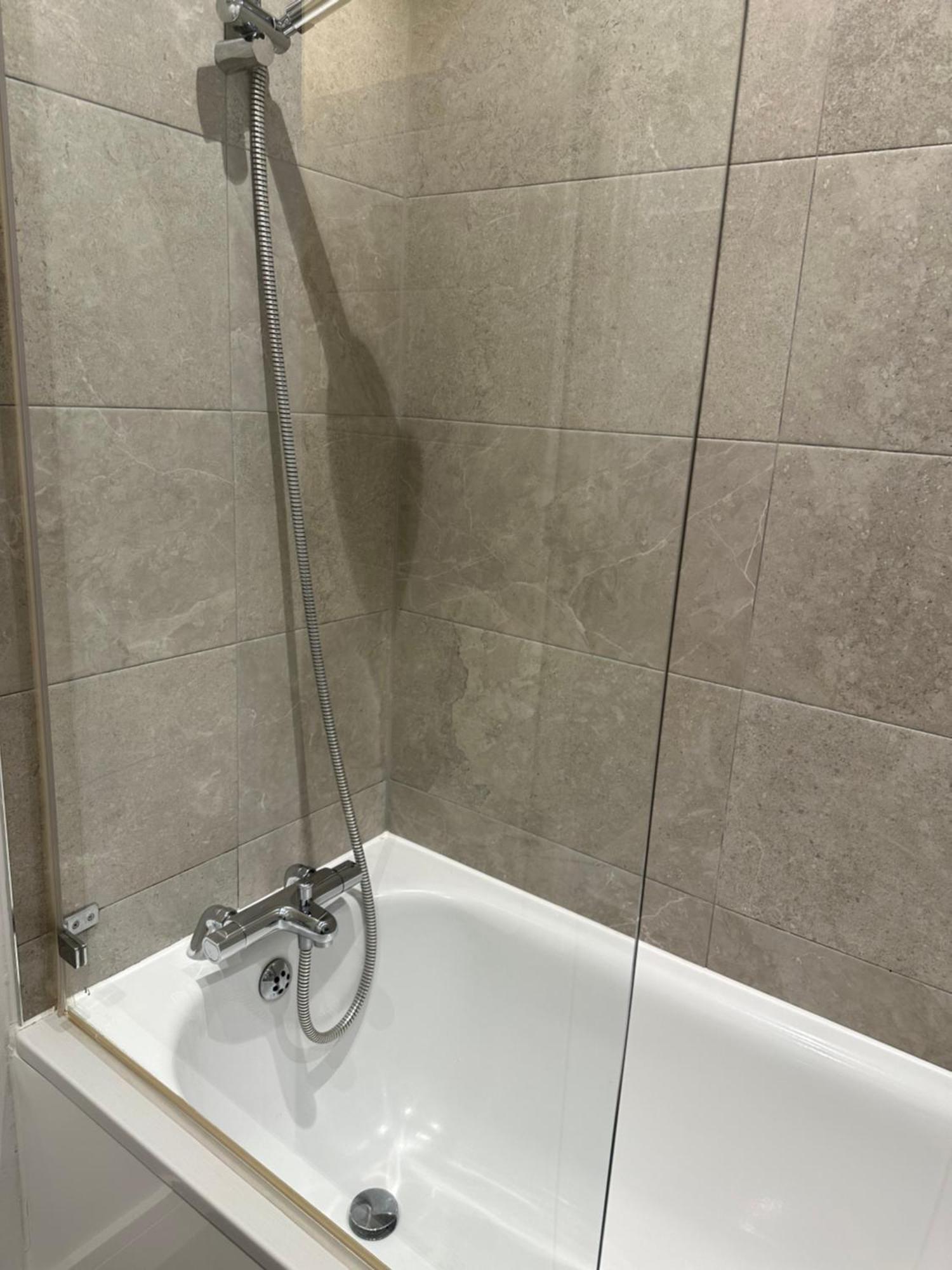 Stunning Flat With Parking Free Near Sutton Station Apartment *