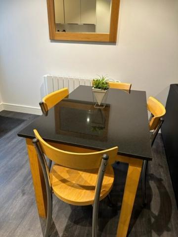 Stunning Flat With Parking Free Near Sutton Station Apartment *